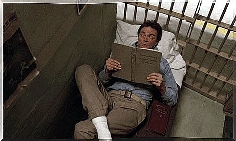 Prisoner reading in the movie 'Alcatraz: Impossible Escape'