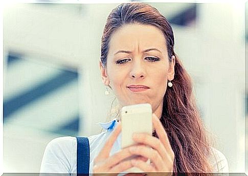 woman using her cell phone