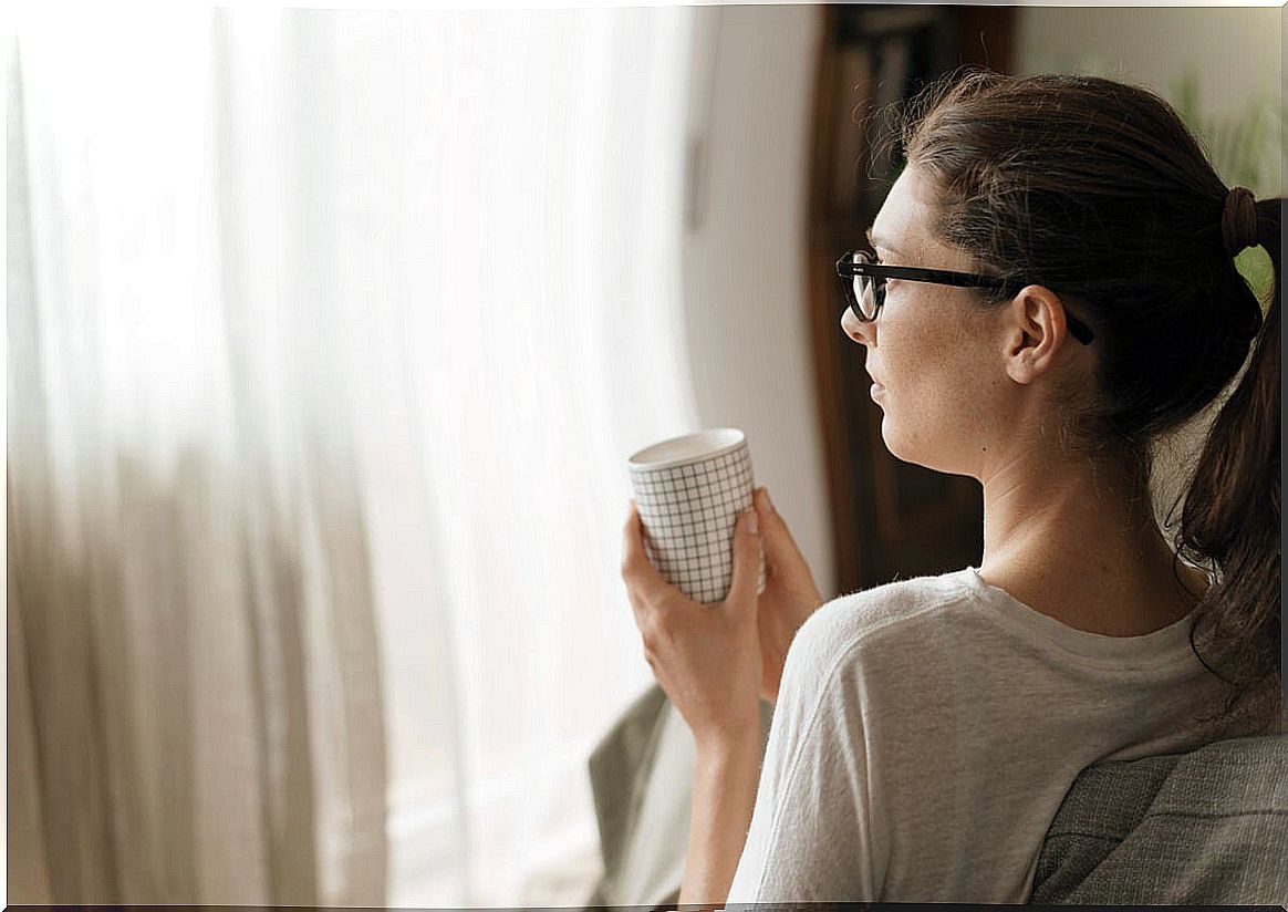 woman drinking coffee